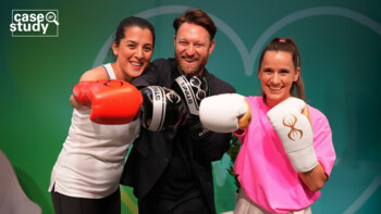 drei Personen mit Boxhandschuhen
