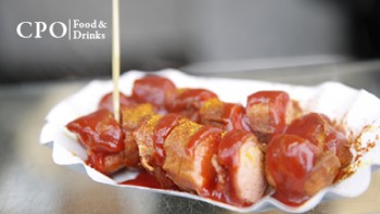 Berliner Currywurst - Katrin bei einem typischen Fastfood-Mittagessen in Berlin